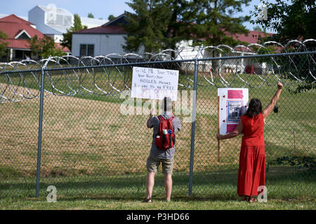 Sheridan, Oregon, USA. 18 Juin, 2018. Les gens de manifester contre la politique de l'administration d'Atout séparant les enfants de leurs parents sur la frontière américano-mexicaine au cours d'une veillée à l'extérieur d'un centre de détention fédéral dans la région de Sheridan, Oregon, USA. Photo : Paul Jeffrey/Alamy Live News Banque D'Images