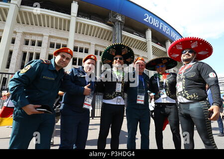 Moscou, Russie. 17 Juin, 2018. Mexique fans posent avec les gardes de sécurité avant la Coupe du Monde de la Russie 2018 Groupe F match entre l'Allemagne 0-1 Mexique au stade Luzhniki de Moscou, Russie, le 17 juin 2018. Mm. Kenzaburo Crédit : Matsuoka/AFLO/Alamy Live News Banque D'Images