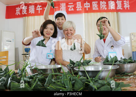 Lianyungan Lianyungan, Chine. 18 Juin, 2018. Lianyungang, Chine du 18e Juin 2018 : expert médical allemand M.S Edith Zeisig apprend à faire des boulettes de riz sur Dragon Boat Festival à Lianyungang, Chine de l'est la province de Jiangsu. Crédit : SIPA Asie/ZUMA/Alamy Fil Live News Banque D'Images