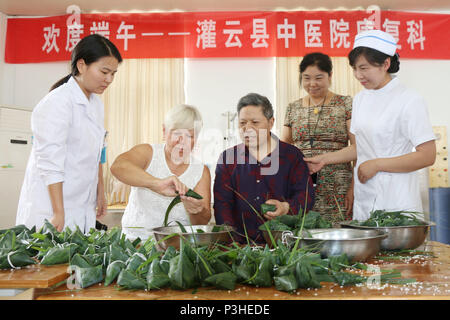 Lianyungan Lianyungan, Chine. 18 Juin, 2018. Lianyungang, Chine du 18e Juin 2018 : expert médical allemand M.S Edith Zeisig apprend à faire des boulettes de riz sur Dragon Boat Festival à Lianyungang, Chine de l'est la province de Jiangsu. Crédit : SIPA Asie/ZUMA/Alamy Fil Live News Banque D'Images