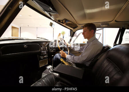 Londres, Royaume-Uni. 19 Juin, 2018. L'ultime Bond voiture - le 1965 Aston Martin DB5 conduit par James Bond (Pierce Brosnan) dans la motion 1995 photo ISLANDE - câbles Bonhams photo. Estimé à £600 000 1,200,000-1,. La DB5 est devenu synonyme avec James Bond, et cet exemple en vedette dans la célèbre scène de poursuite d'ouverture d'Islande où Bond dés avec arch villainess Xenia Onatopp dans sa Ferrari à travers les collines au-dessus de Monaco. Lorsqu'il est acheté par le propriétaire actuel en 2001, la voiture est devenue la plus précieuse de souvenirs d'obligations déjà vendu. Credit : Keith Larby/Alamy Live News Banque D'Images