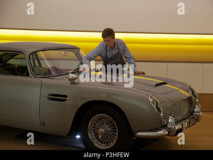 Londres, Royaume-Uni. 19 Juin, 2018. L'ultime Bond voiture - le 1965 Aston Martin DB5 conduit par James Bond (Pierce Brosnan) dans la motion 1995 photo ISLANDE - câbles Bonhams photo. Estimé à £600 000 1,200,000-1,. La DB5 est devenu synonyme avec James Bond, et cet exemple en vedette dans la célèbre scène de poursuite d'ouverture d'Islande où Bond dés avec arch villainess Xenia Onatopp dans sa Ferrari à travers les collines au-dessus de Monaco. Lorsqu'il est acheté par le propriétaire actuel en 2001, la voiture est devenue la plus précieuse de souvenirs d'obligations déjà vendu. Credit : Keith Larby/Alamy Live News Banque D'Images