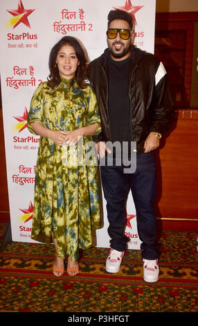 Mumbai, Inde. 18 Juin, 2018. La lecture indienne singer Sunidhi Chauhan et le rappeur Badshah posent à l'occasion du lancement de la nouvelle Star Plus chanter reality show ''Dil Hai Hindustani 2'' à l'hôtel JW, Juhu à Mumbai. Credit : Azhar Khan SOPA/Images/ZUMA/Alamy Fil Live News Banque D'Images