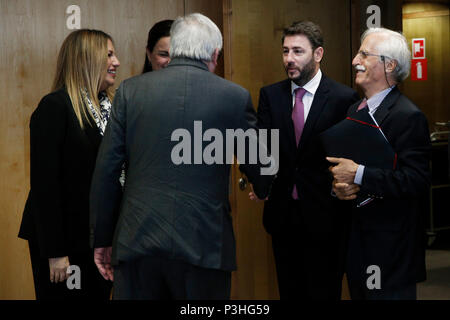 Bruxelles, Belgique. Au 19 juin 2018. Fofi Gennimata , Président du Mouvement pour le changement (6MEDIAS) parti et membre du Parlement grec, est accueillie favorablement par le président de la Commission européenne, Jean-Claude Juncker avant une réunion. Alexandros Michailidis/Alamy Live News Banque D'Images