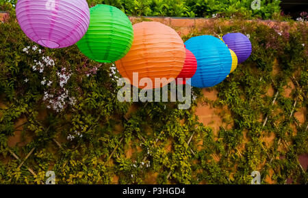 Lampions colorés suspendus dans une garden-party ou d'événement en plein air Banque D'Images