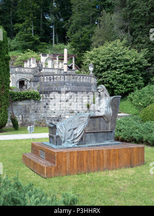 Sinaia, Roumanie - 24 juin 2017 : La Reine Elisabeta Carmen Silva statue au jardin du château de Peleș, un château néo-renaissance dans les Carpates Banque D'Images