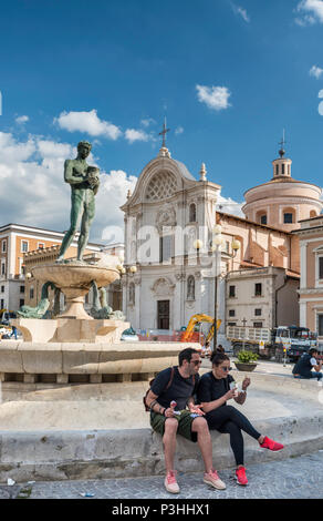 La Piazza Duomo, statue à fontaine et église de Santa Maria del Suffragio, réparations après 2009 sous séisme, 2018 view, L'Aquila, Abruzzo, Italie Banque D'Images