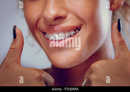 Close-up of a woman's accolades avec des dents blanches et sourire. Banque D'Images