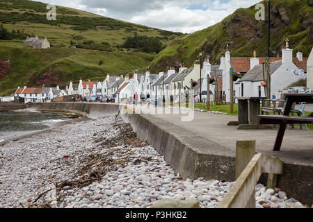 Holiday Cottages, à l'est le long d'une rangée de cottages de pêcheurs traditionnels à bord de Pennan Port. L'Aberdeenshire. Utilisé pour filmer le héros local Banque D'Images