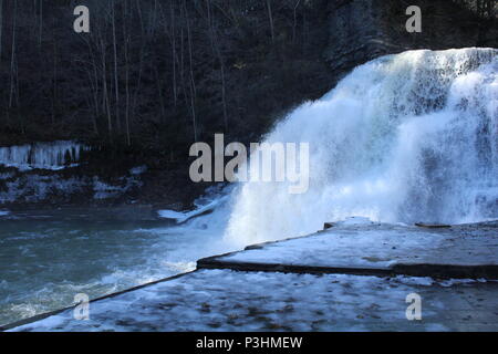 Mon frère et moi sommes allés à Ithaca pour la journée à la recherche de cascades pour obtenir des photos c'était un jour de grand froid, le sol était couvert d'une mince couche de glace. Banque D'Images