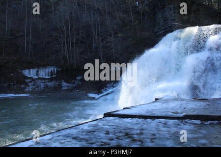 Mon frère et moi sommes allés à Ithaca pour la journée à la recherche de cascades pour obtenir des photos c'était un jour de grand froid, le sol était couvert d'une mince couche de glace. Banque D'Images