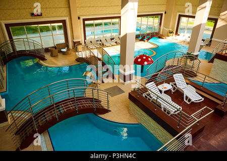 Les piscines de luxe dans un hôtel moderne Banque D'Images