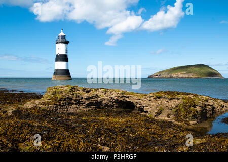 Du * 1963 : ouverture intégrale de Phare est un phare entre Black Point près de Penmon et Mediatice Ynys, ou l'île de macareux, à l'extrémité orientale d'Anglesey, marquage t Banque D'Images