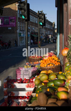 Nourriture, vin et fruits en vente sur Stoke Newington Church Street sur une journée ensoleillée à Londres Banque D'Images