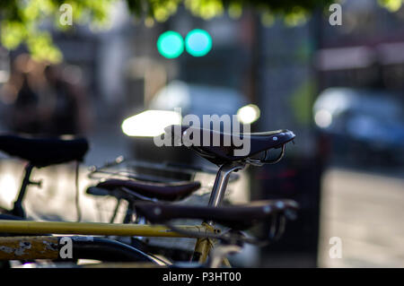 Des vélos sur un steet à Stoke Newington, Hackney, Londres avec arrière-plan flou et beau bokeh Banque D'Images