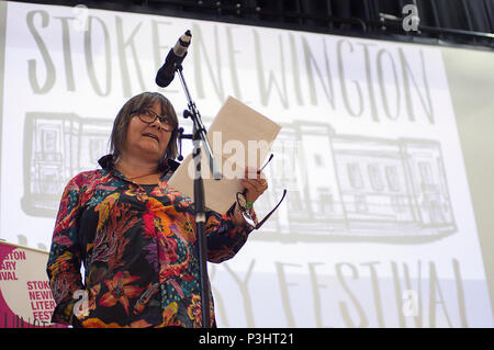 Auteur Ali Smith lecture à la 9e édition du Festival littéraire de Stoke Newington 2018 à Hackney, East London Banque D'Images