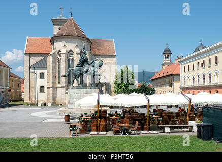 Alba Iulia, Roumanie - 28 juin 2017 : cafè dans ancienne citadelle derrière Saint Michel cathédrale catholique Banque D'Images