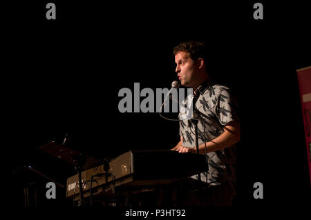 Comédien et auteur Adam Kay vivre au Stoke Newington 2018 Festival littéraire à Hackney, East London Banque D'Images