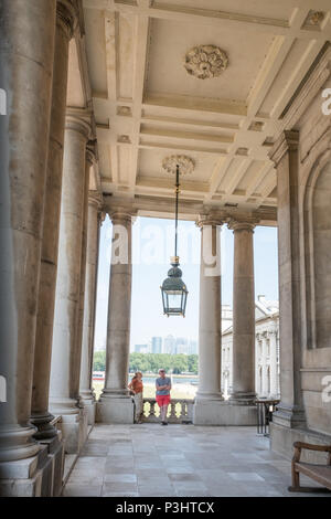 Portico en dehors de la chapelle à l'ancienne maison des marins (conçu par Wren), puis Royal Naval College, maintenant une université, à Greenwich, Londres, Angleterre. Banque D'Images