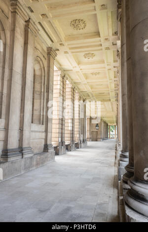 Portico en dehors de la chapelle à l'ancienne maison des marins (conçu par Wren), puis Royal Naval College, maintenant une université, à Greenwich, Londres, Angleterre. Banque D'Images