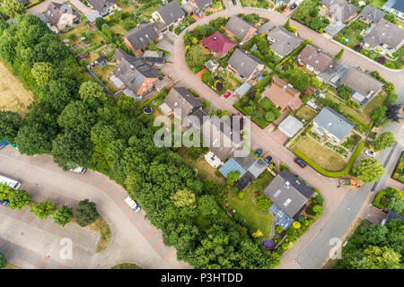 Vue aérienne d'un quartier avec des maisons individuelles, jumelées et maisons mitoyennes avec petits jardins avant et de pelouses vertes dans le nord de l'Allemagne, t Banque D'Images