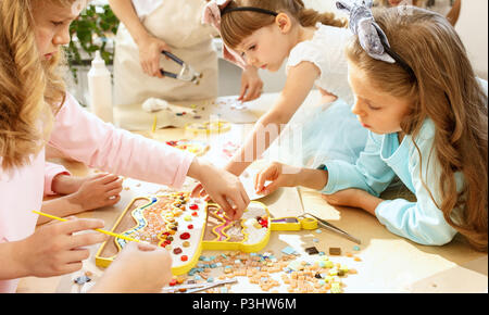 La mosaïque art puzzle pour les enfants, aire de jeu créatif. Les mains jouent à mosaïque table. Multi-couleur coloré détail près. La créativité, Banque D'Images