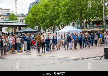 De personnes se sont réunies à la place de la ville écouter le concert donné à la fête de la musique (Fête de la musique), Luxembourg Banque D'Images