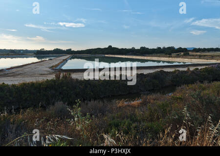 Sallt étang d'évaporation dans Ludo. Algarve, Portugal Banque D'Images