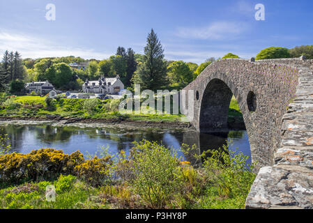 18e siècle Clachan Bridge / Pont sur l'Atlantique, seul-arquée, adossé à la bosse, maçonnerie pont enjambant le Clachan Sound, Argyll, Scotland, UK Banque D'Images