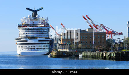 Une vue de croisière de bateau amarré dans le port de Halifax, Nouvelle-Écosse Banque D'Images