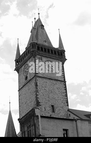 Prague en République tchèque ancienne tour de l'horloge et l'effet noir et blanc pour mettre en évidence les formes architecturales du monument important de la Banque D'Images