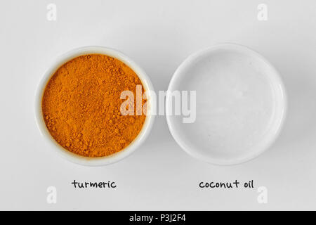 Masque visage fait maison faites de curcuma et d'huile de noix de coco Banque D'Images