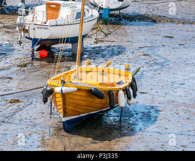 Bateau à voile en bois et d'autres bateaux dans la vase à marée basse, le port de North Berwick, East Lothian, Scotland, UK Banque D'Images