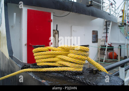 Corde jaune sur un bateau de pêche Banque D'Images