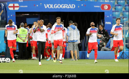 Gary Cahill de l'Angleterre (à gauche), Ashley Young (deuxième à gauche), Dele Alli (centre), Raheem Sterling et Harry Maguire (droite) l'échauffement avant la coupe du monde match du groupe G à l'arène, Volgograd Volgograd. Banque D'Images