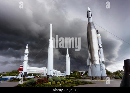 Cap Canaveral, Floride, USA - 12 juin 2018 : Kennedy Space Center Jardin fusée avant la tempête. Banque D'Images