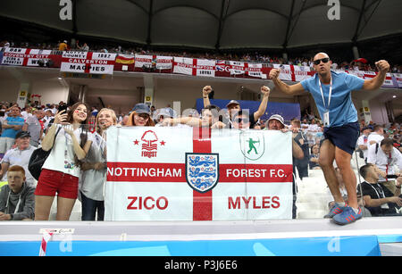 Angleterre fans dans les peuplements de démontrer leur appui avant la Coupe du Monde de football match du groupe G à l'arène, Volgograd Volgograd. Banque D'Images