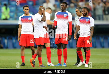 L'Angleterre Ashley Young (deuxième à gauche) sprays répulsif comme Alexander-Arnold Trent (à gauche), Danny Welbeck et Raheem Sterling (droite) ressemble à la veille de la Coupe du Monde de football match du groupe G à l'arène, Volgograd Volgograd. Banque D'Images