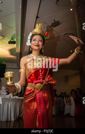 Danse de mariage, Sydney, Australie 20 Avril 2014 : femme danse une danse traditionnelle cambodgienne appelée la danse de Chuon Por (danse) qui souhaitent en K traditionnel Banque D'Images
