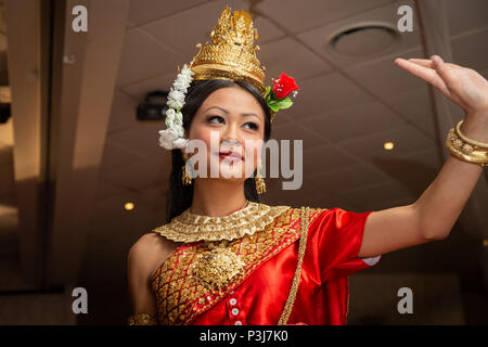 Danse de mariage, Sydney, Australie 20 Avril 2014 : femme danse une danse traditionnelle cambodgienne appelée la danse de Chuon Por (danse) qui souhaitent en K traditionnel Banque D'Images