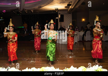 Danse de mariage, Sydney, Australie 20 Avril 2014 : Les femmes La danse une danse traditionnelle cambodgienne appelée la danse de Chuon Por (danse) qui souhaitent en K traditionnel Banque D'Images