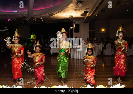 Danse de mariage, Sydney, Australie 20 Avril 2014 : Les femmes La danse une danse traditionnelle cambodgienne appelée la danse de Chuon Por (danse) qui souhaitent en K traditionnel Banque D'Images