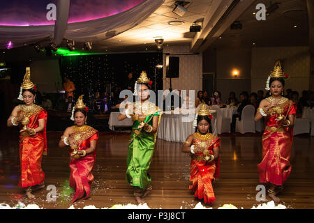 Danse de mariage, Sydney, Australie 20 Avril 2014 : Les femmes La danse une danse traditionnelle cambodgienne appelée la danse de Chuon Por (danse) qui souhaitent en K traditionnel Banque D'Images
