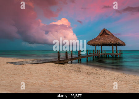 Des nuages au-dessus de l'eau en bois Villa à Cap Cana, République dominicaine. Banque D'Images