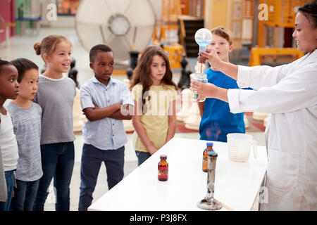 Les enfants regardant Technicien de laboratoire réaliser une expérience scientifique Banque D'Images