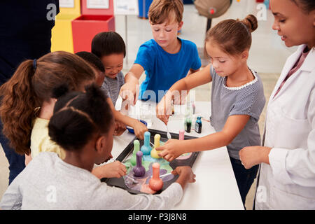 Les enfants de l'école prenant part dans l'expérience au centre des sciences Banque D'Images