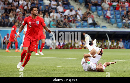 England's Kyle Walker (à gauche) concède une pénalité après une collision avec la Tunisie Fakhreddine Ben Youssef durant la Coupe du monde match du groupe G à l'arène, Volgograd Volgograd. Banque D'Images