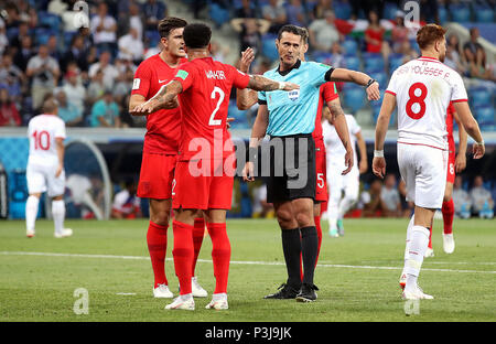 Kyle Walker de l'Angleterre (centre gauche) s'entretient avec le match arbitre Wilmar Roldan Perez (centre) après une collision avec la Tunisie Fakhreddine Ben Youssef (droite) lors de la Coupe du monde match du groupe G à l'arène, Volgograd Volgograd. Banque D'Images