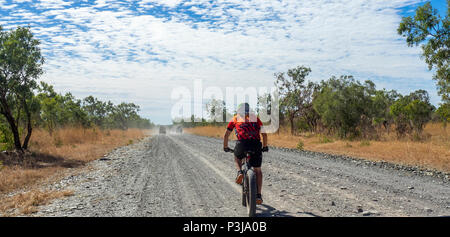 Défi 2018 Gibb un cycliste à Jersey et bib équitation une fatbike sur chemin de terre Gibb River Road Australie Kimberley Banque D'Images