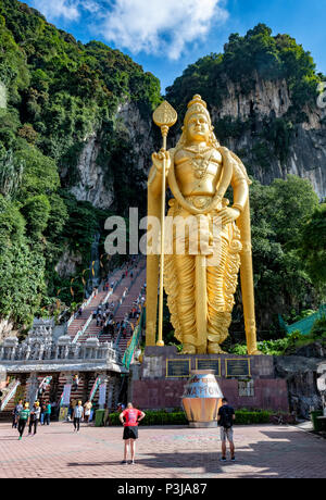 La statue dorée à l'extérieur du Temple Hindou dans les grottes de Batu à Selangor, à Bornéo, en Malaisie Banque D'Images
